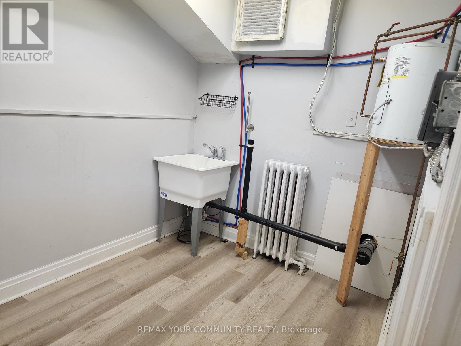 Upper - 1018 Eglinton Avenue Property Photo 17