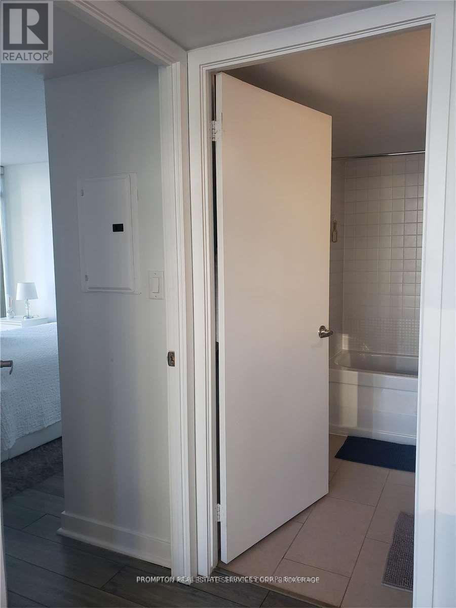 817 - 15 Brunel Court Property Photo 14