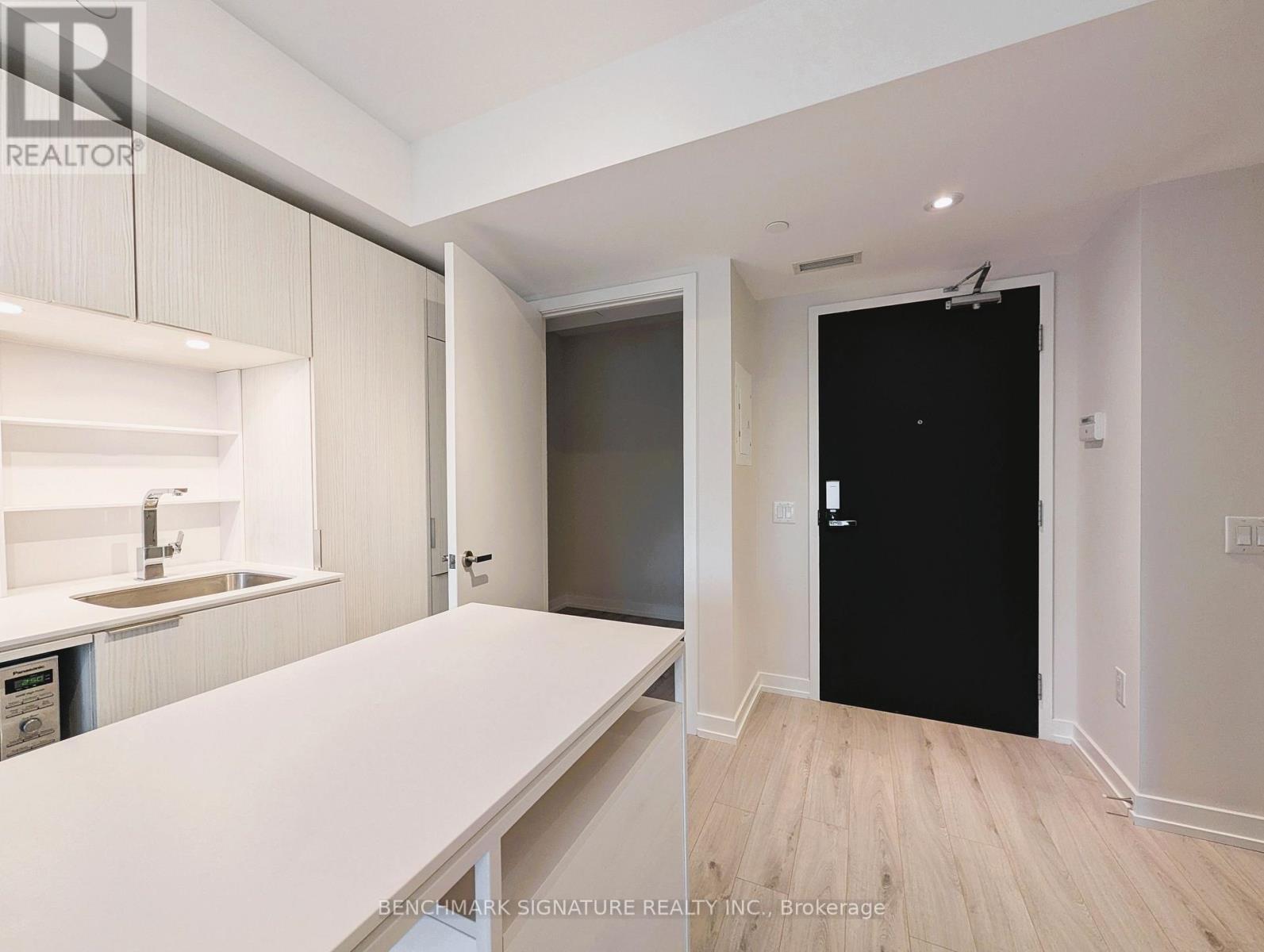 1812 - 77 Shuter Street Property Photo 4
