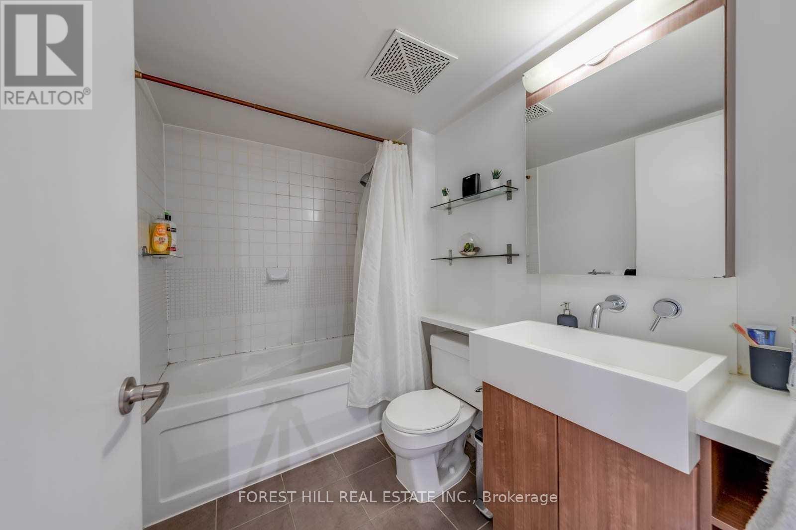 1006 - 11 Brunel Court Property Photo 7