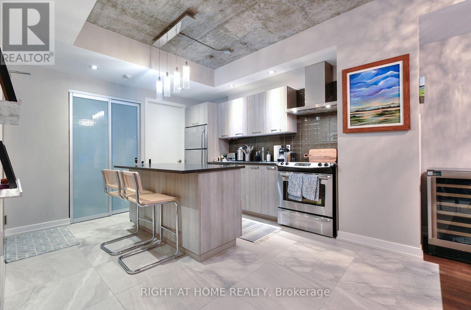 422 - 95 Bathurst Street Property Photo 5