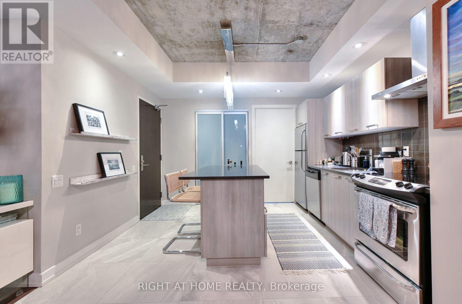 422 - 95 Bathurst Street Property Photo 7