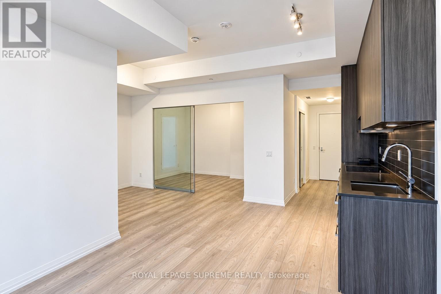 810 - 400 King Street W Property Photo 6