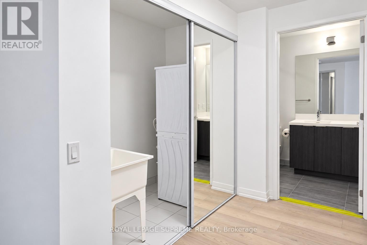 810 - 400 King Street W Property Photo 8