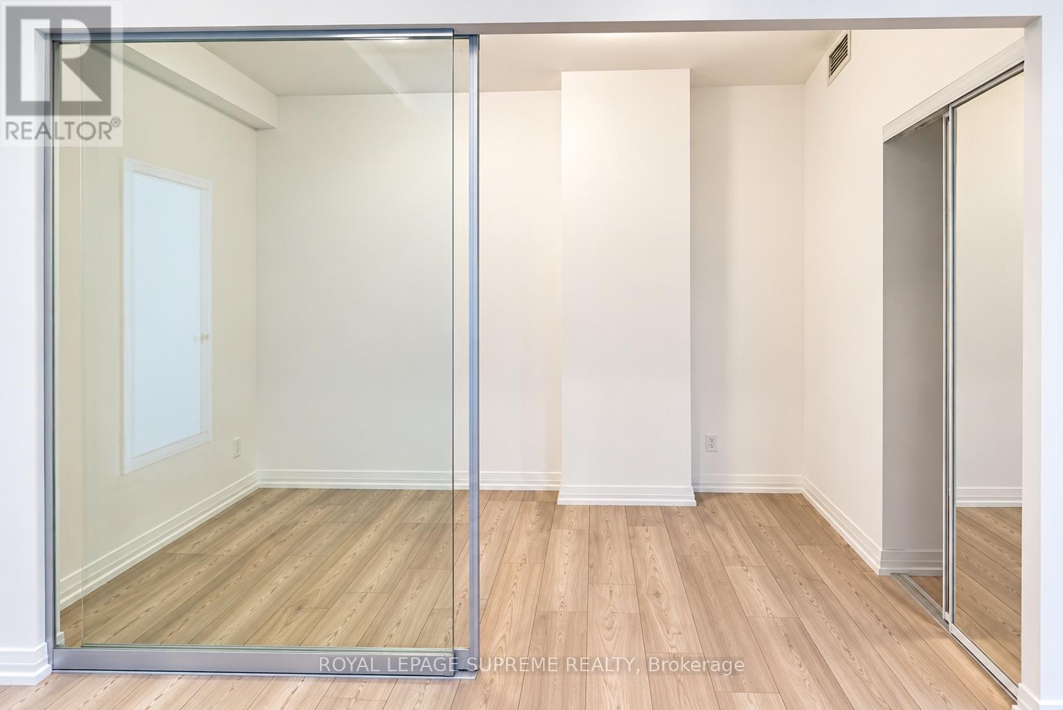 810 - 400 King Street W Property Photo 11