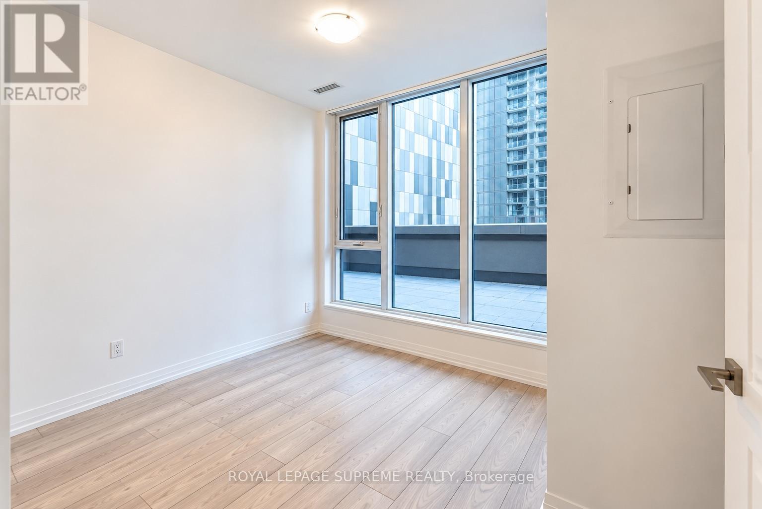 810 - 400 King Street W Property Photo 15