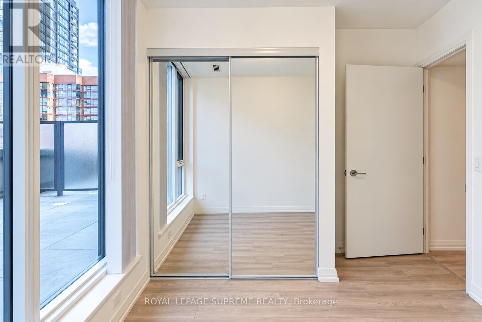 810 - 400 King Street W Property Photo 16