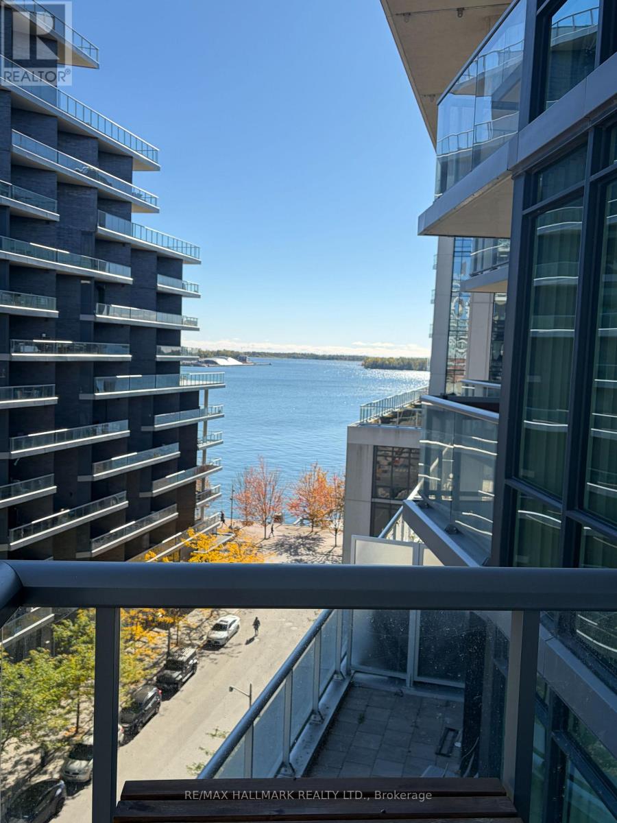 807 - 15 MERCHANTS' WHARF Property Photo 1
