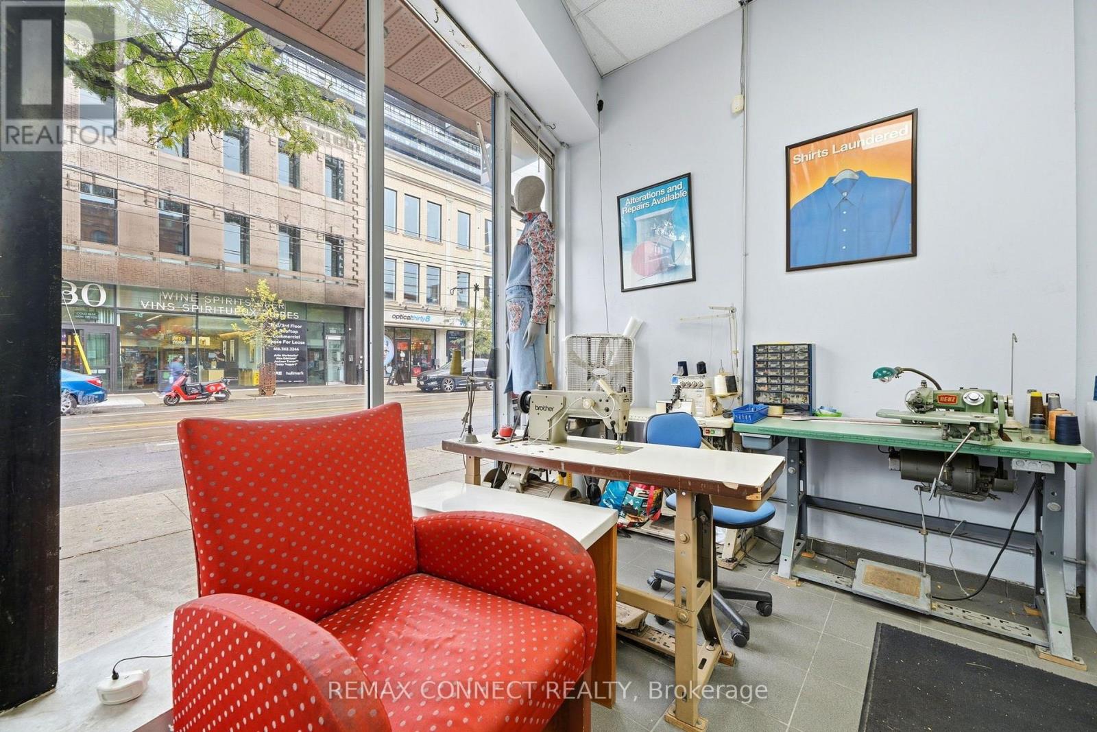 544 Queen Street W Property Photo 8