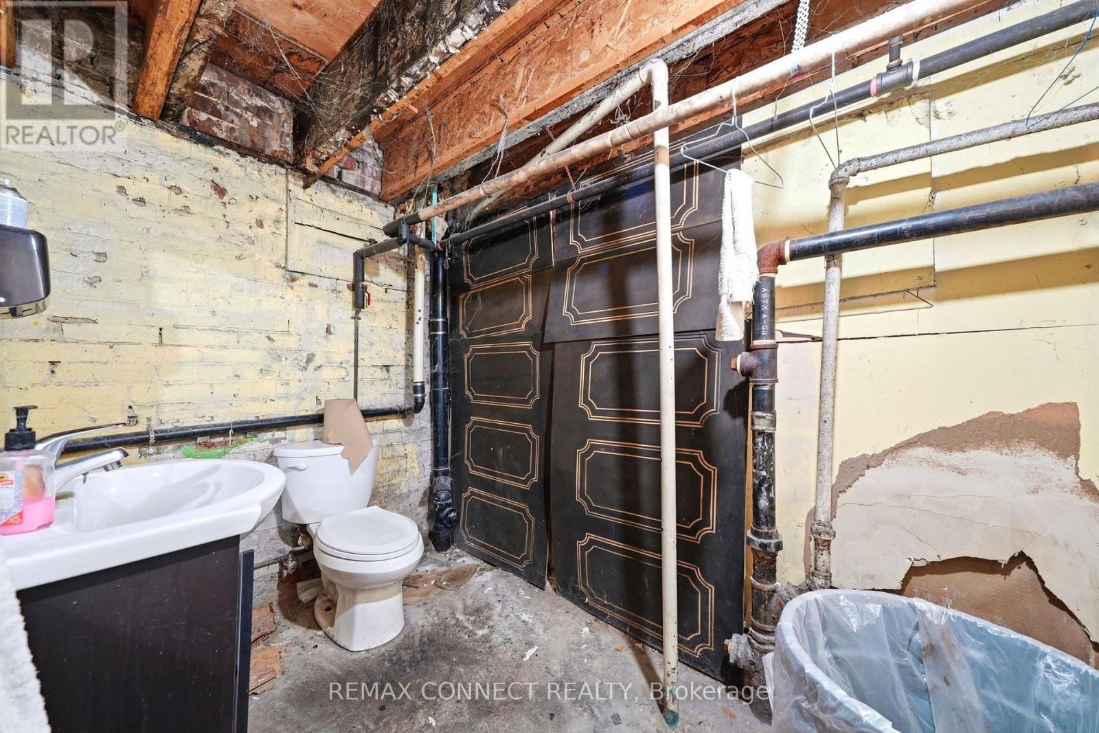 544 Queen Street W Property Photo 37