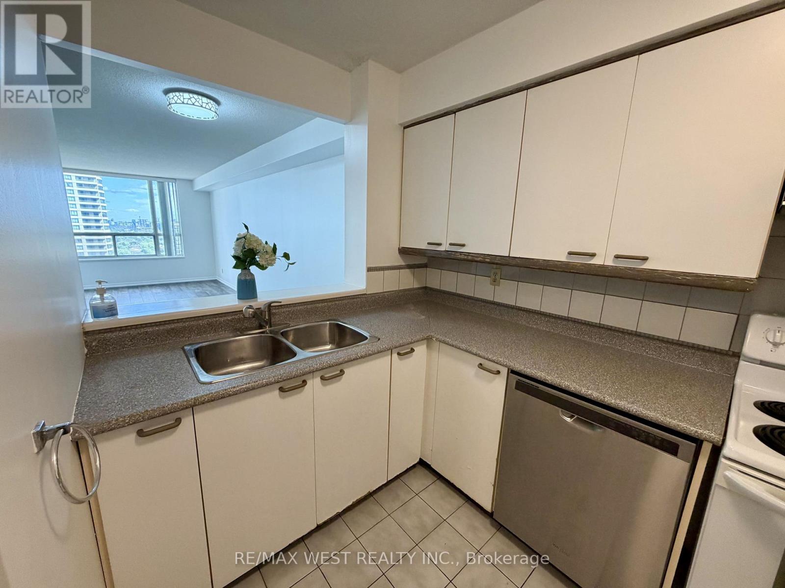 2405 - 100 Upper Madison Avenue Property Photo 6