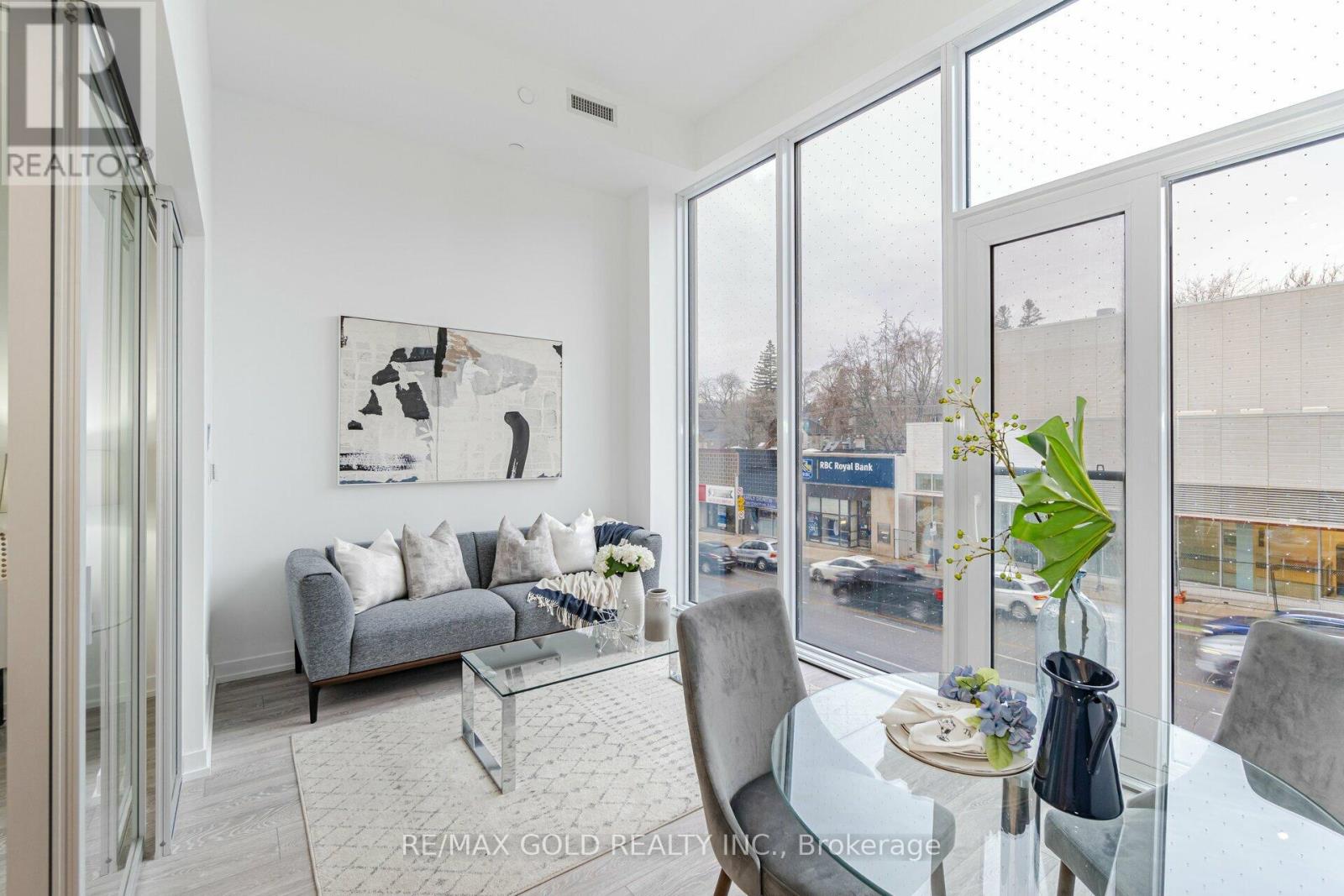 216 - 2020 Bathurst Street Property Photo 6