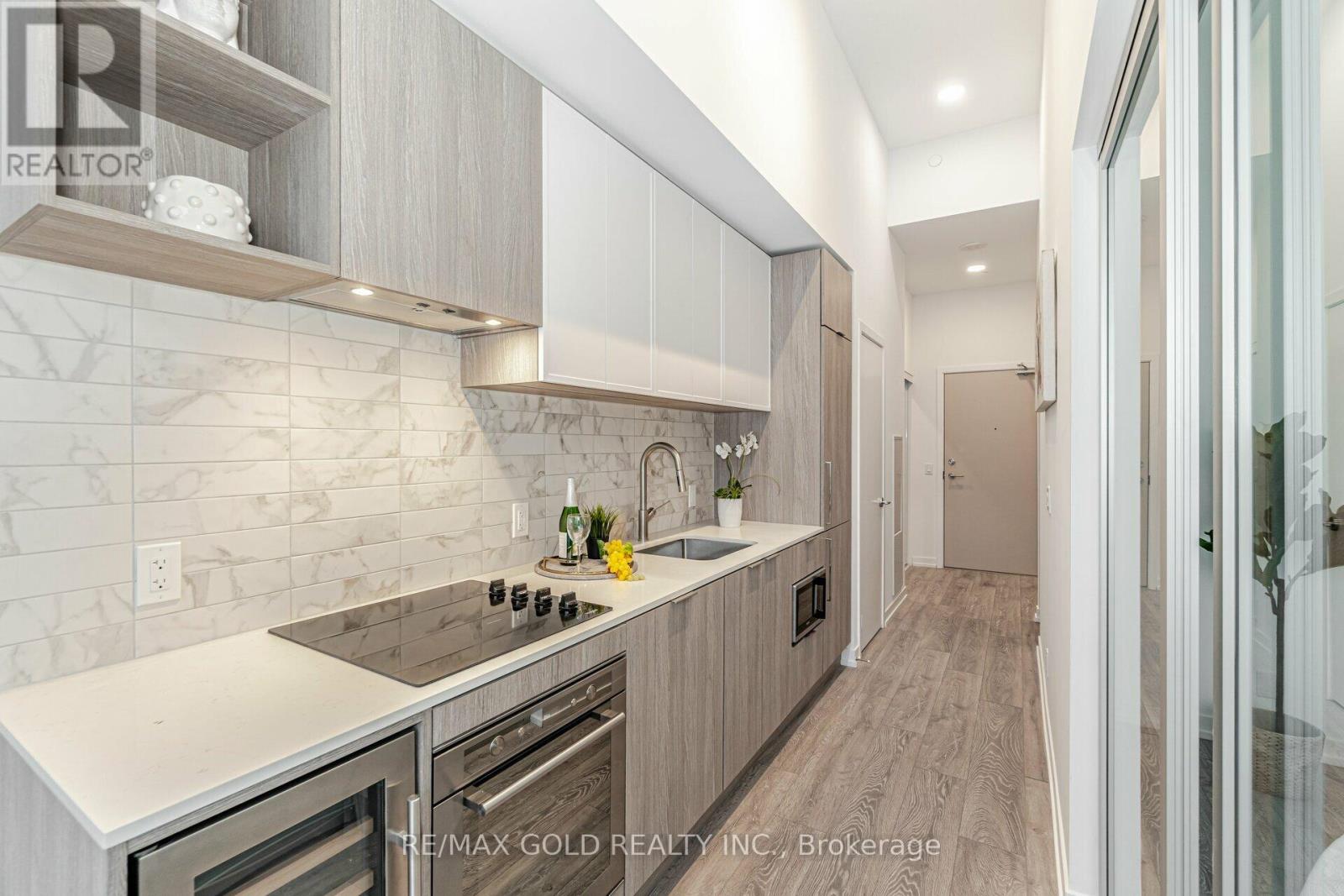 216 - 2020 Bathurst Street Property Photo 8