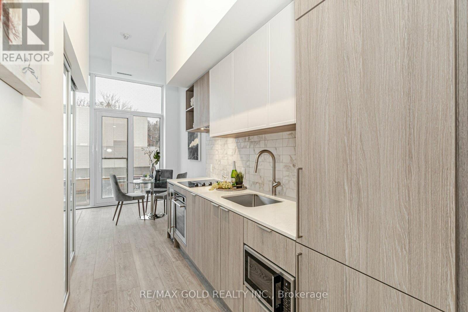 216 - 2020 Bathurst Street Property Photo 9