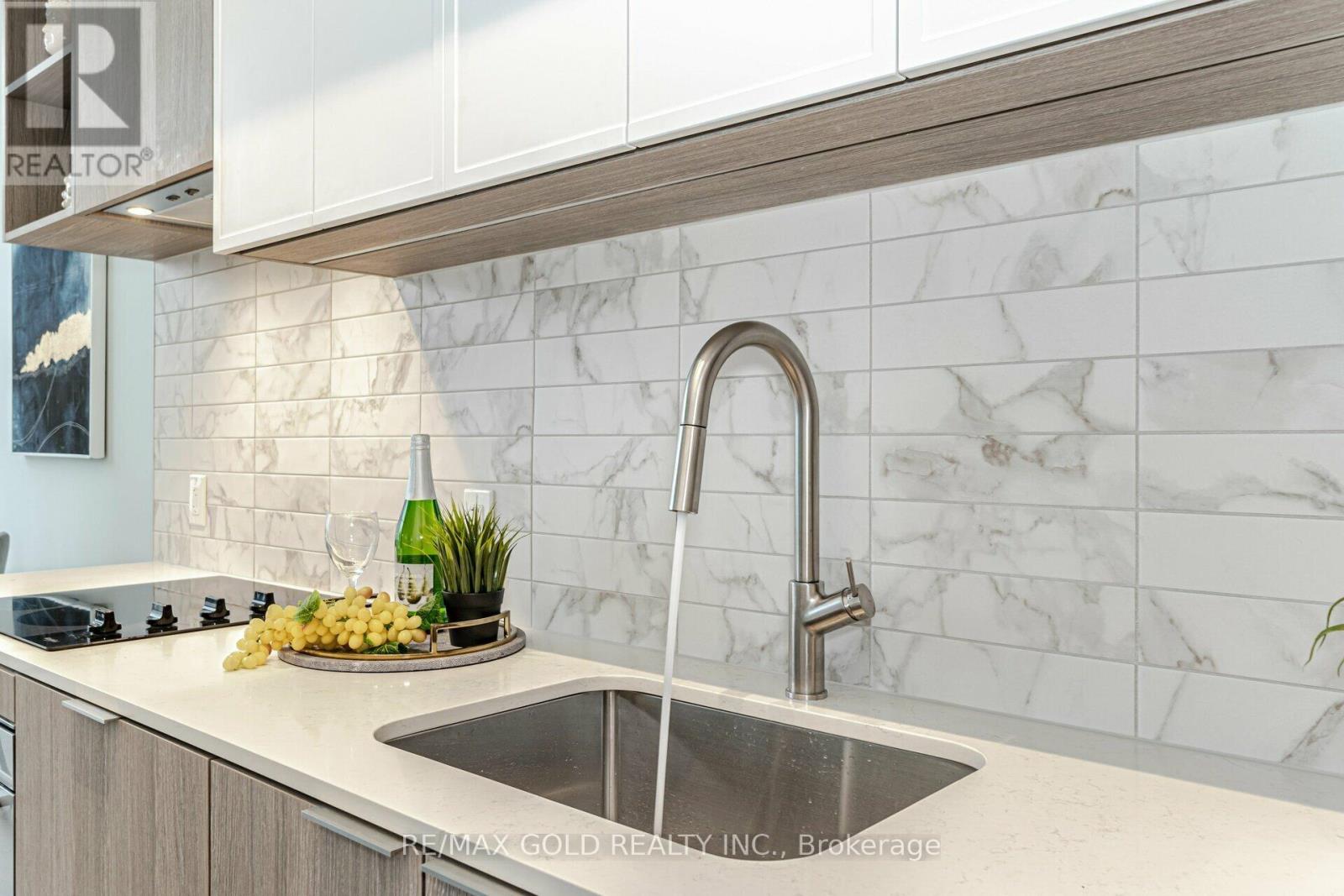 216 - 2020 Bathurst Street Property Photo 12