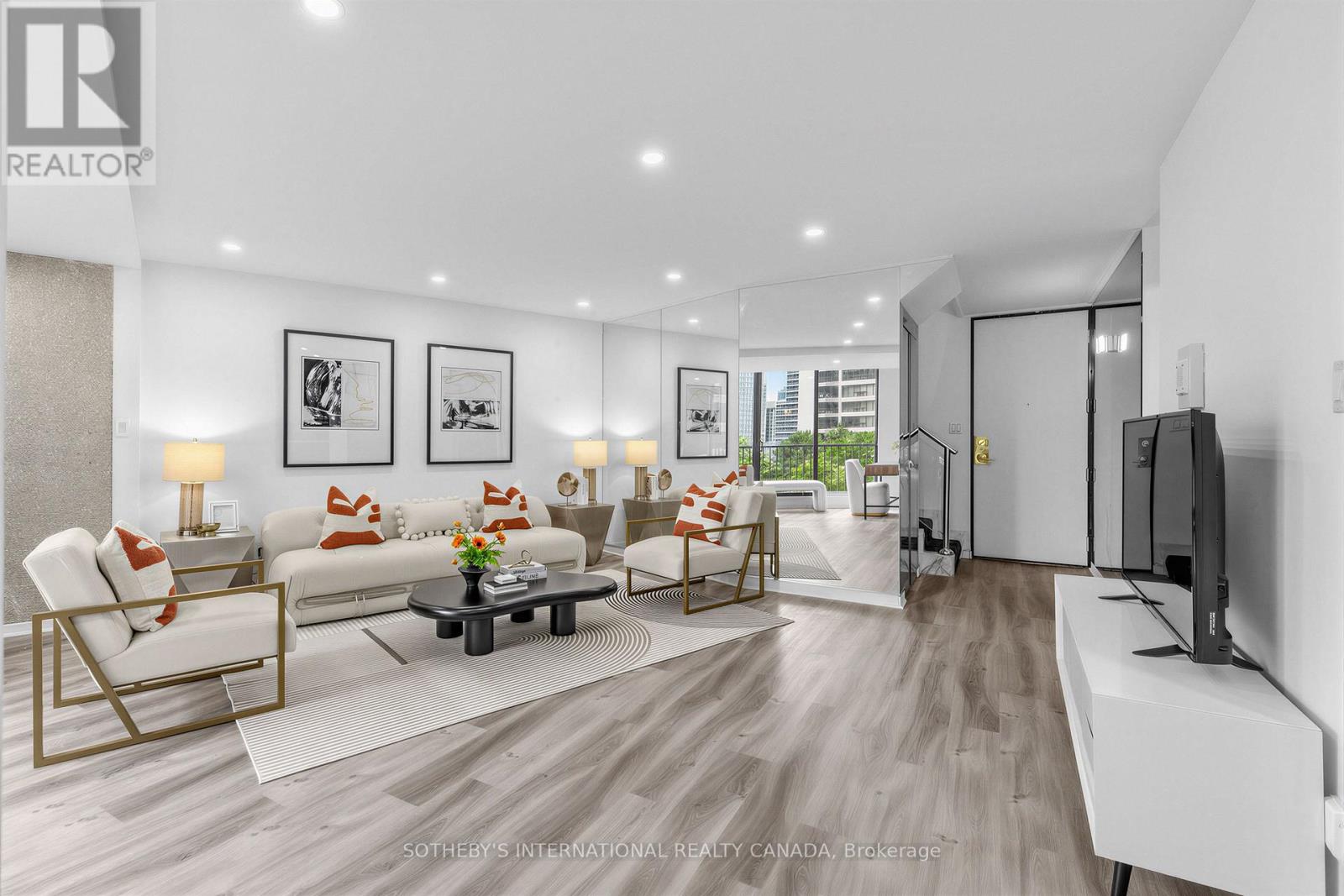 1008 - 33 Harbour Square Property Photo 4
