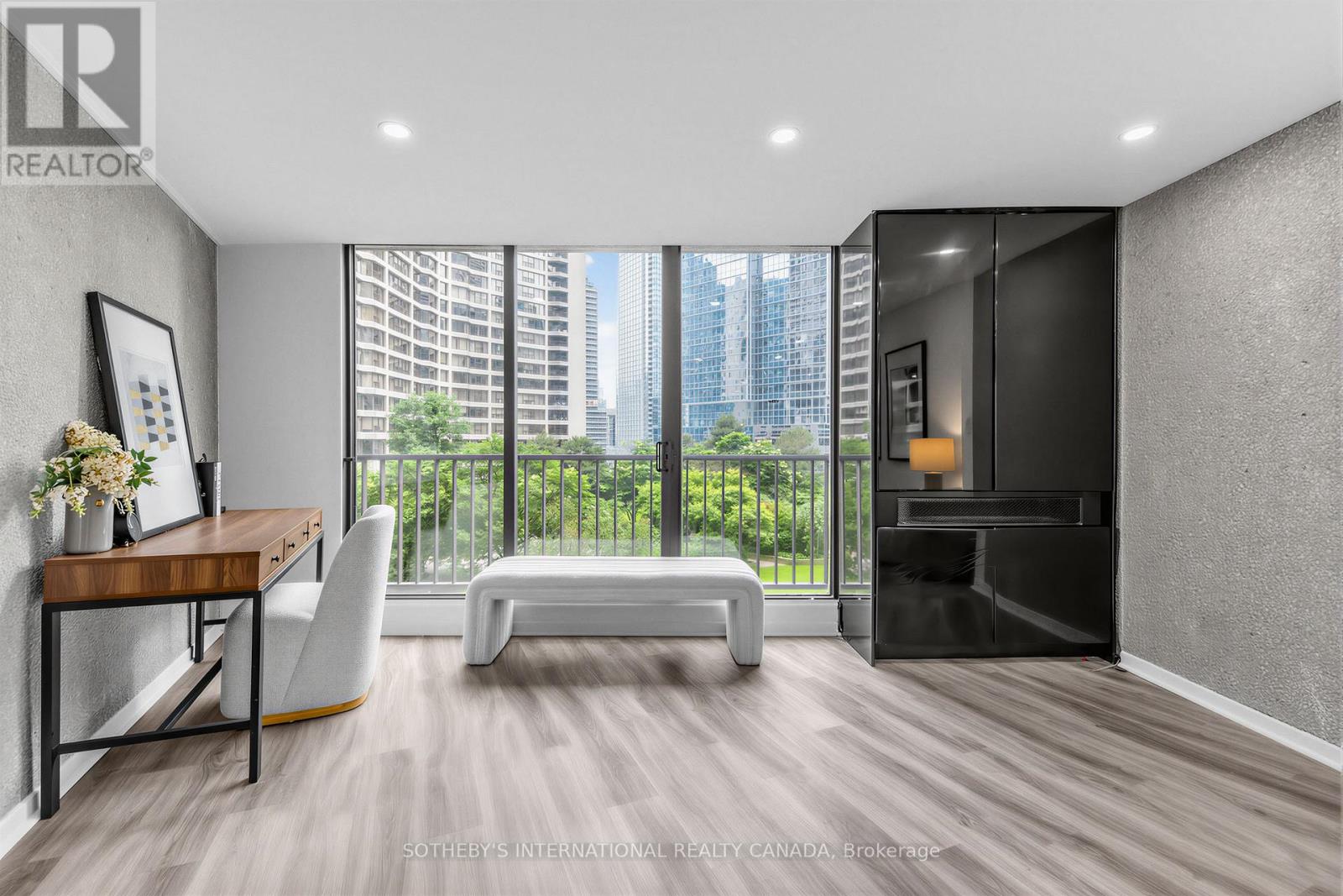 1008 - 33 Harbour Square Property Photo 10
