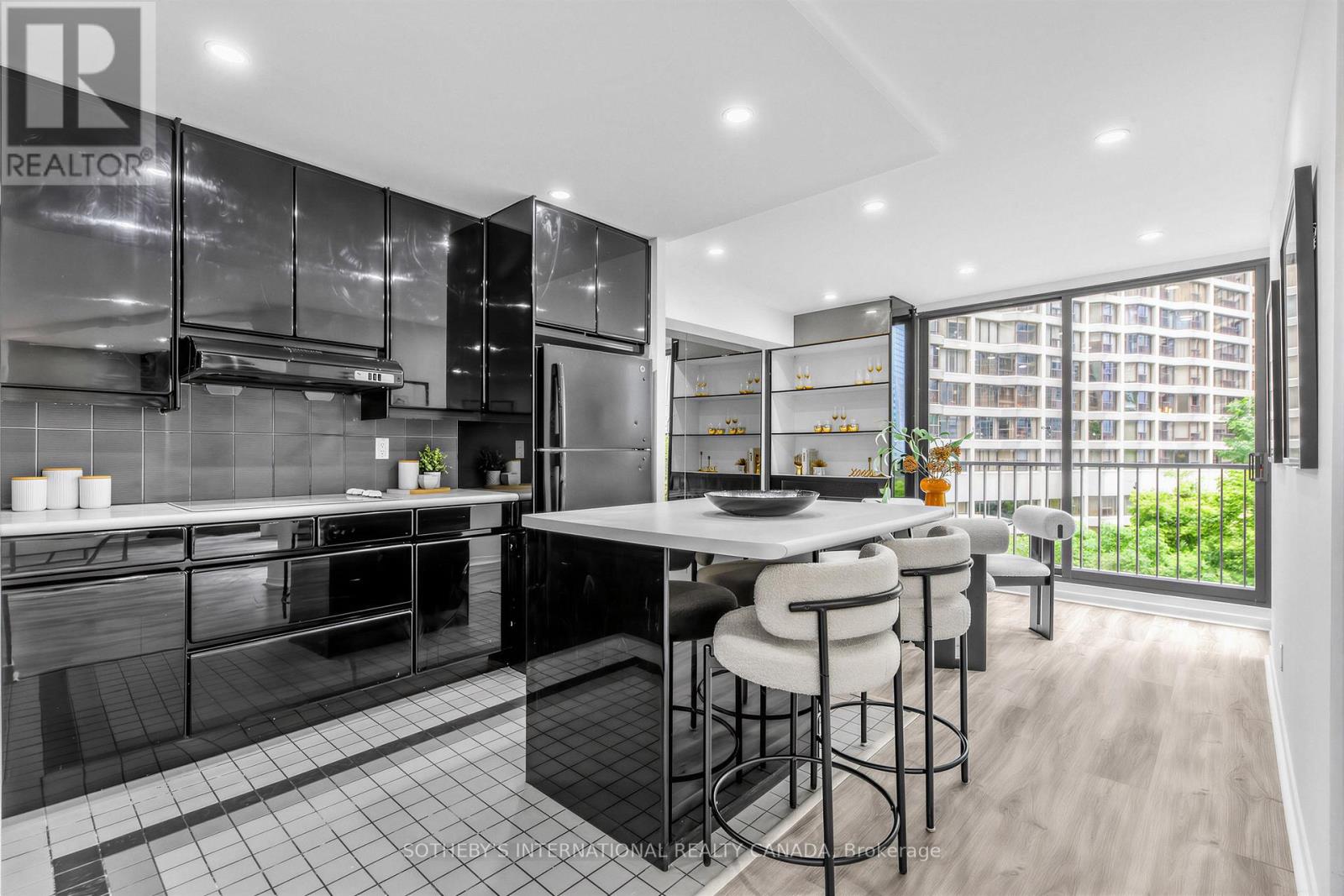 1008 - 33 Harbour Square Property Photo 12