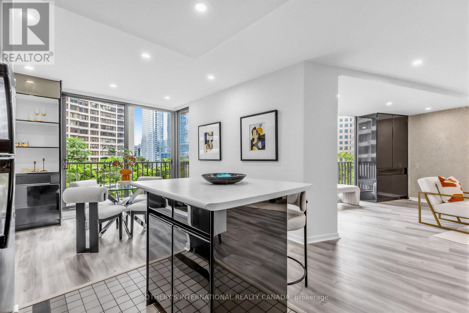 1008 - 33 Harbour Square Property Photo 13