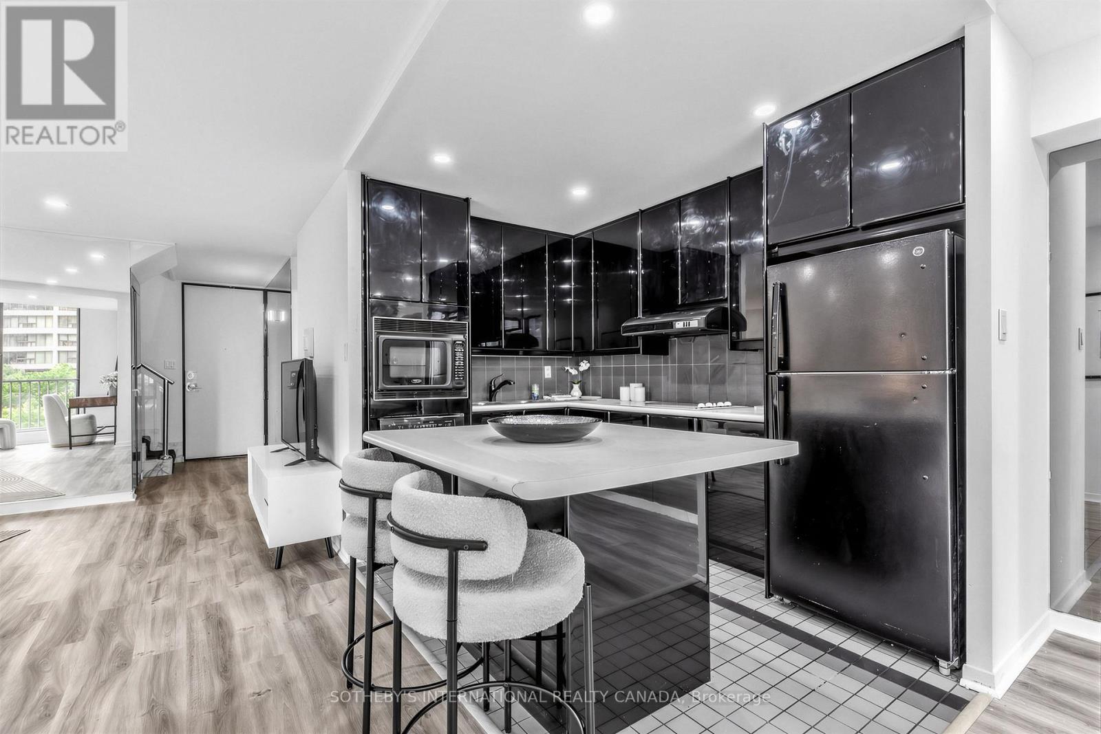 1008 - 33 Harbour Square Property Photo 15