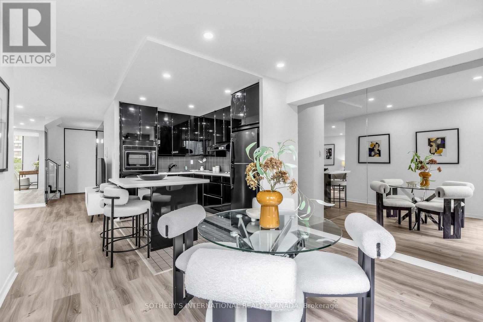 1008 - 33 Harbour Square Property Photo 16