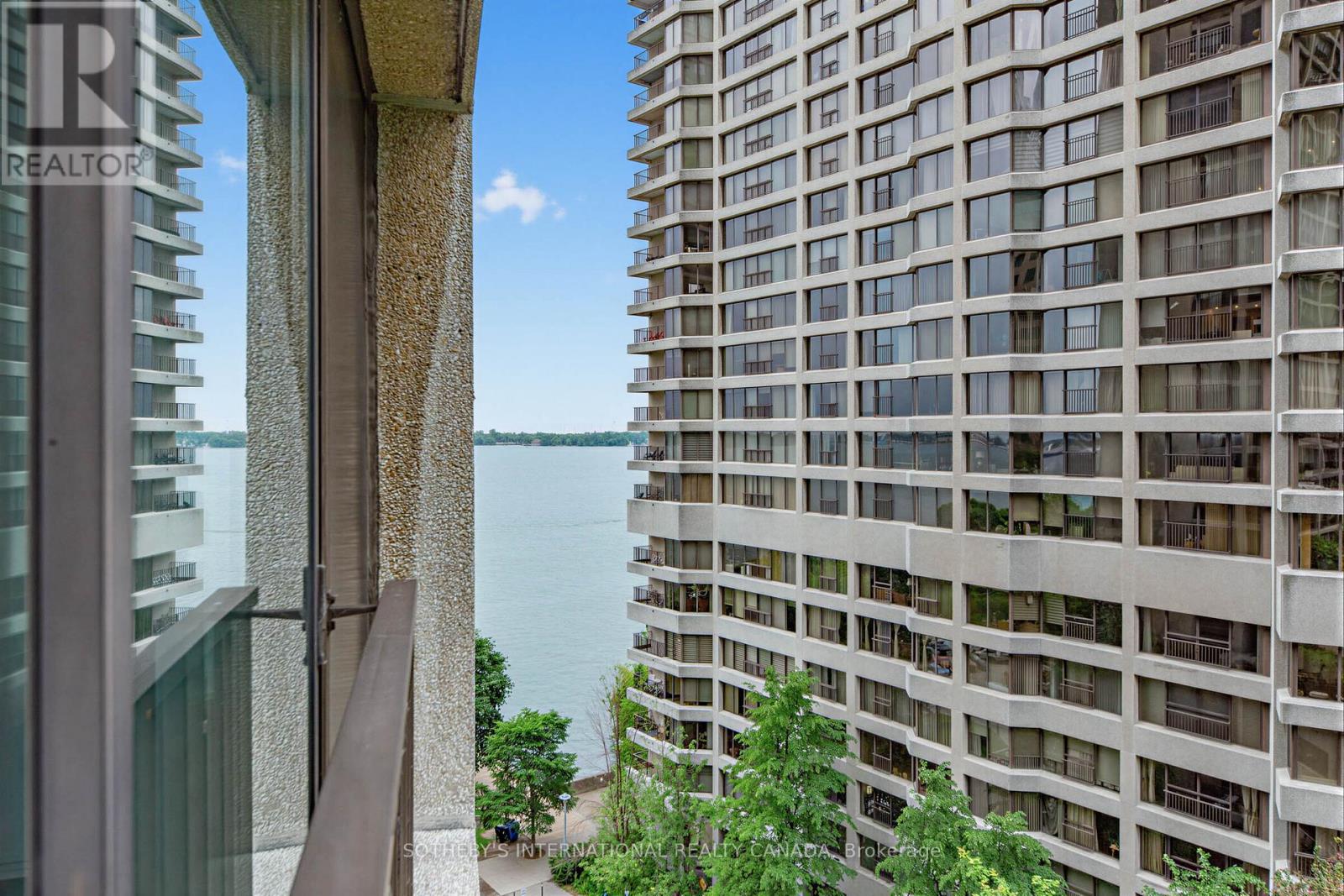 1008 - 33 Harbour Square Property Photo 18