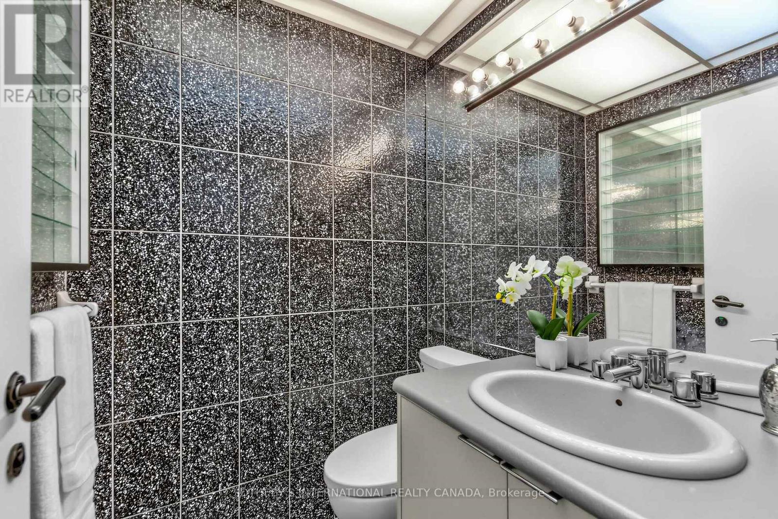 1008 - 33 Harbour Square Property Photo 21