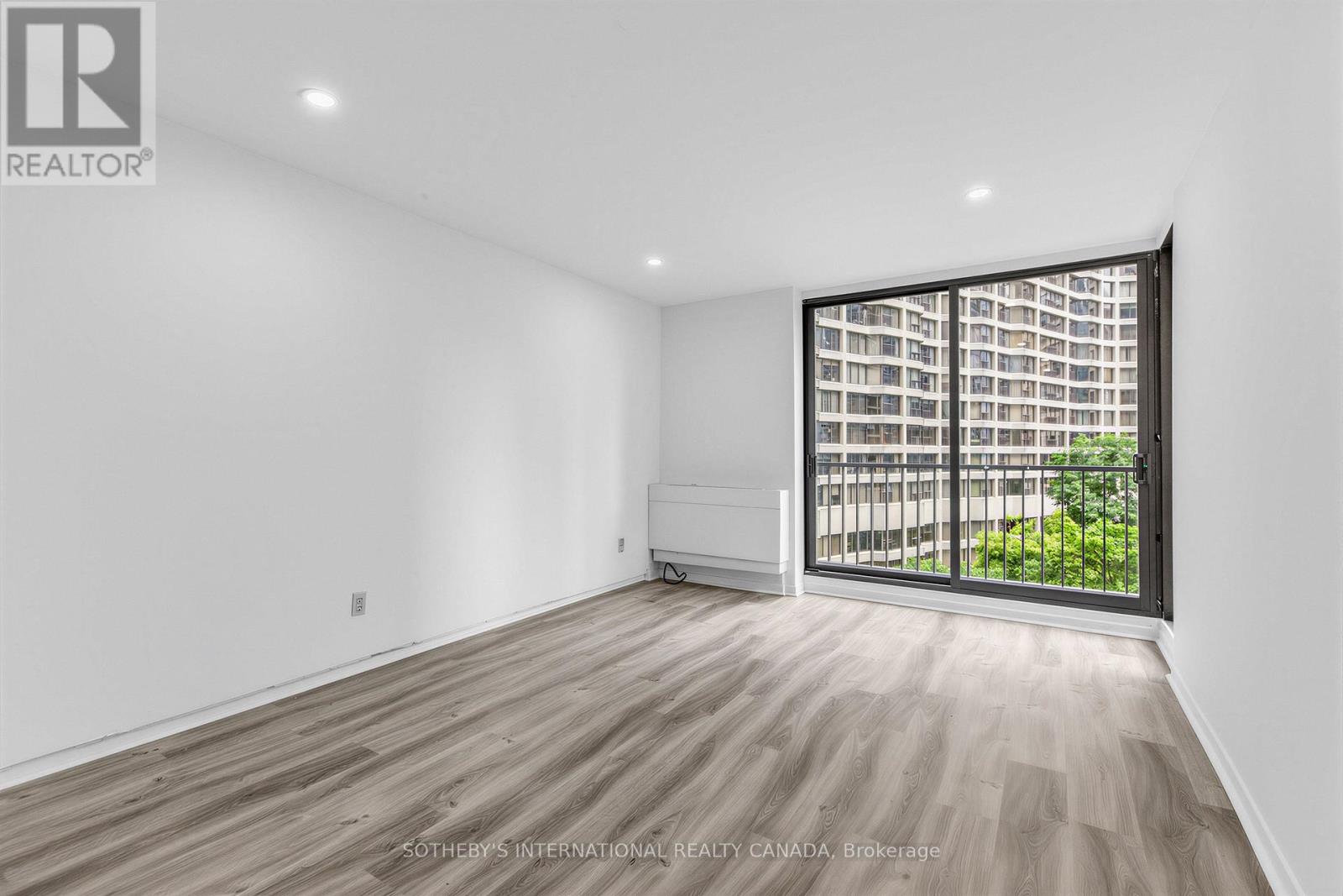 1008 - 33 Harbour Square Property Photo 27