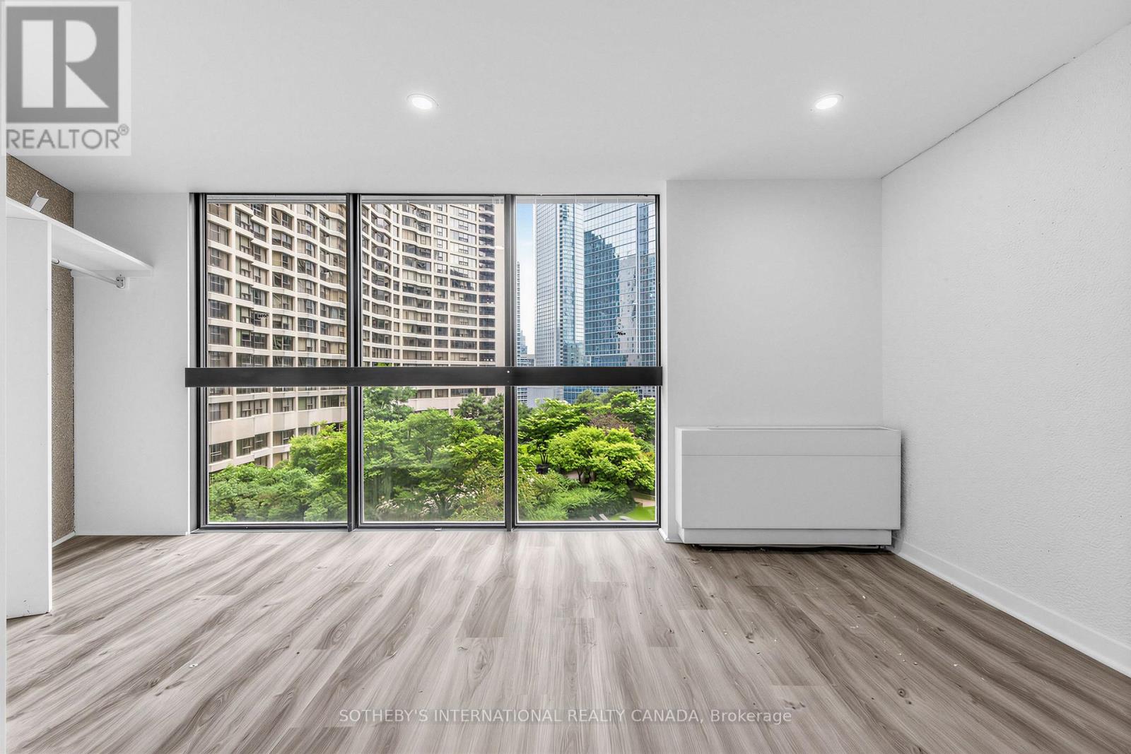 1008 - 33 Harbour Square Property Photo 28