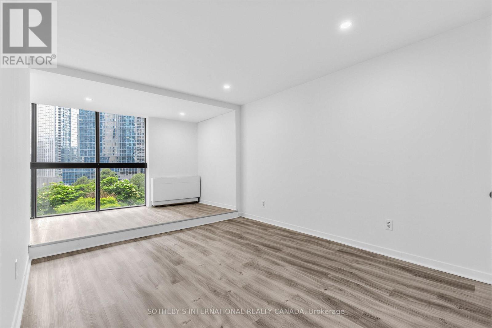 1008 - 33 Harbour Square Property Photo 30
