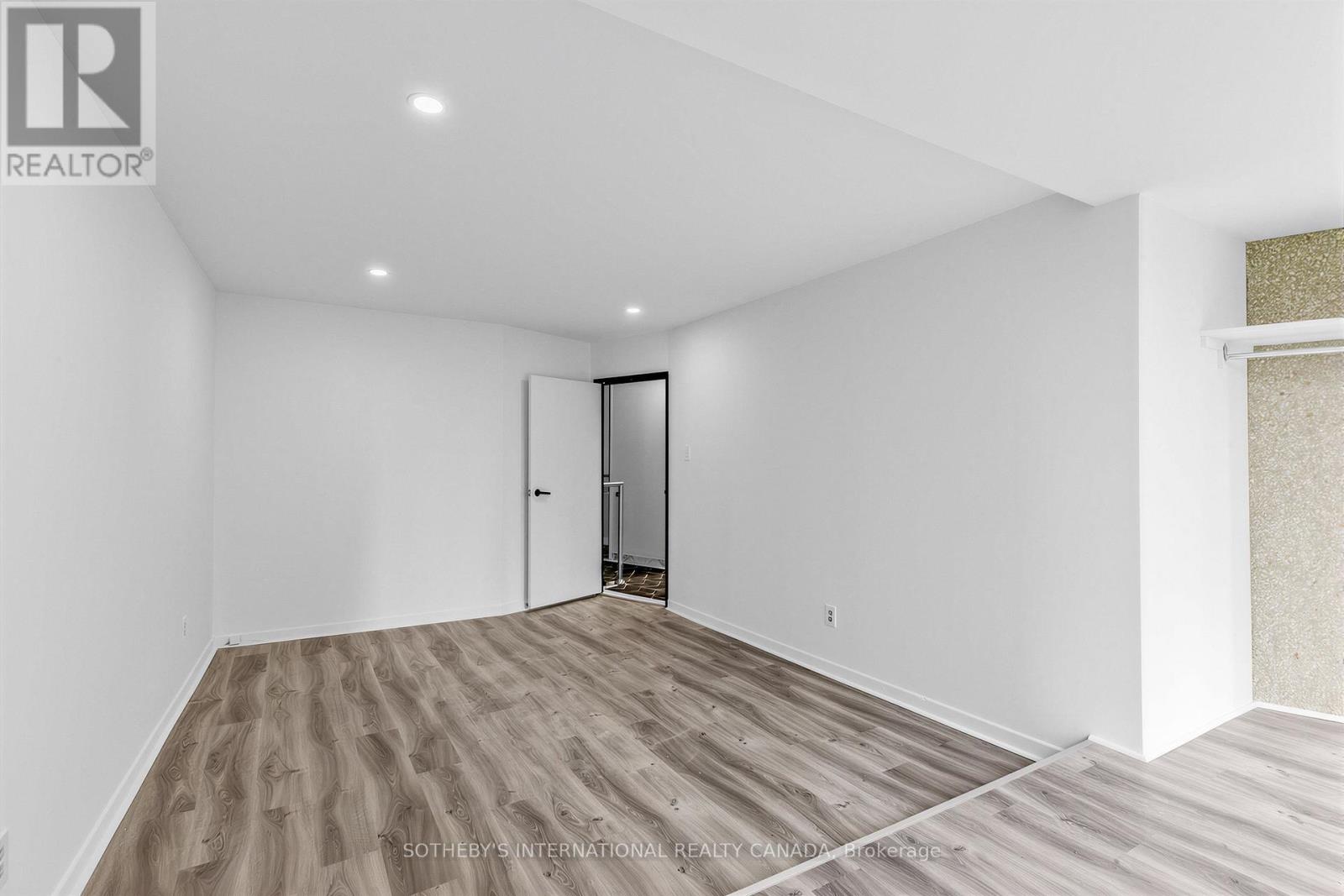 1008 - 33 Harbour Square Property Photo 31