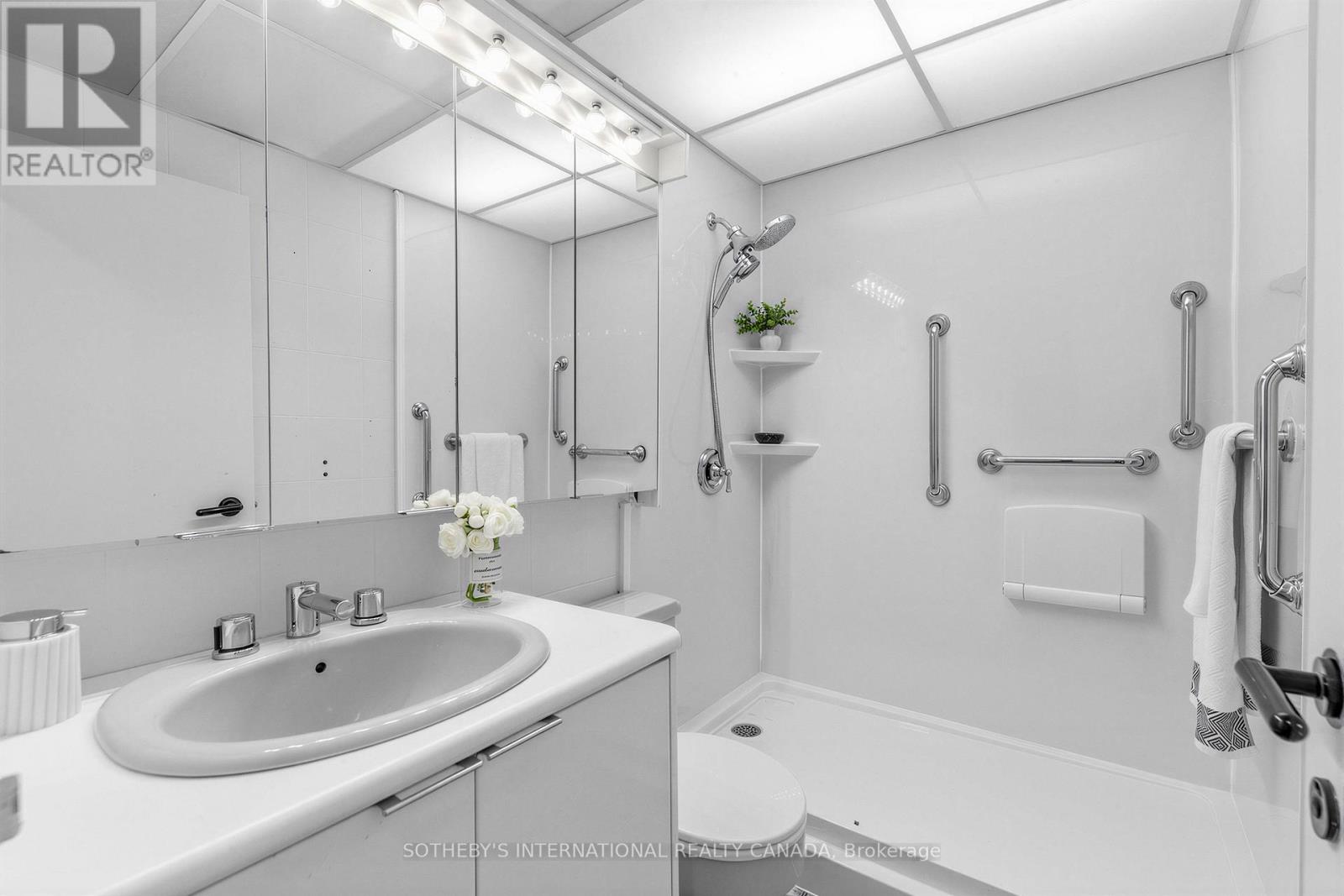 1008 - 33 Harbour Square Property Photo 32