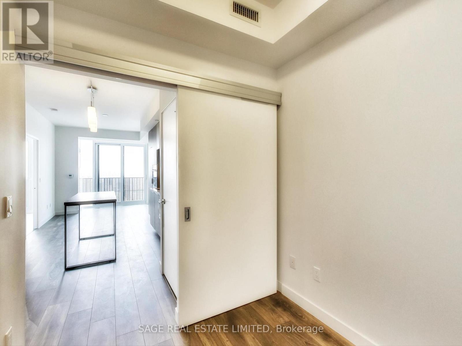 5012 - 8 Eglinton Avenue E Property Photo 6