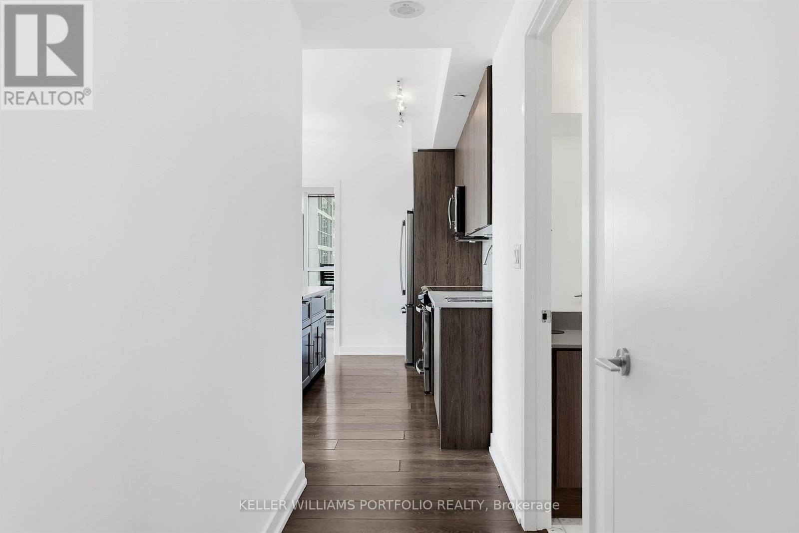 1009 - 50 Bruyeres Mews Property Photo 5