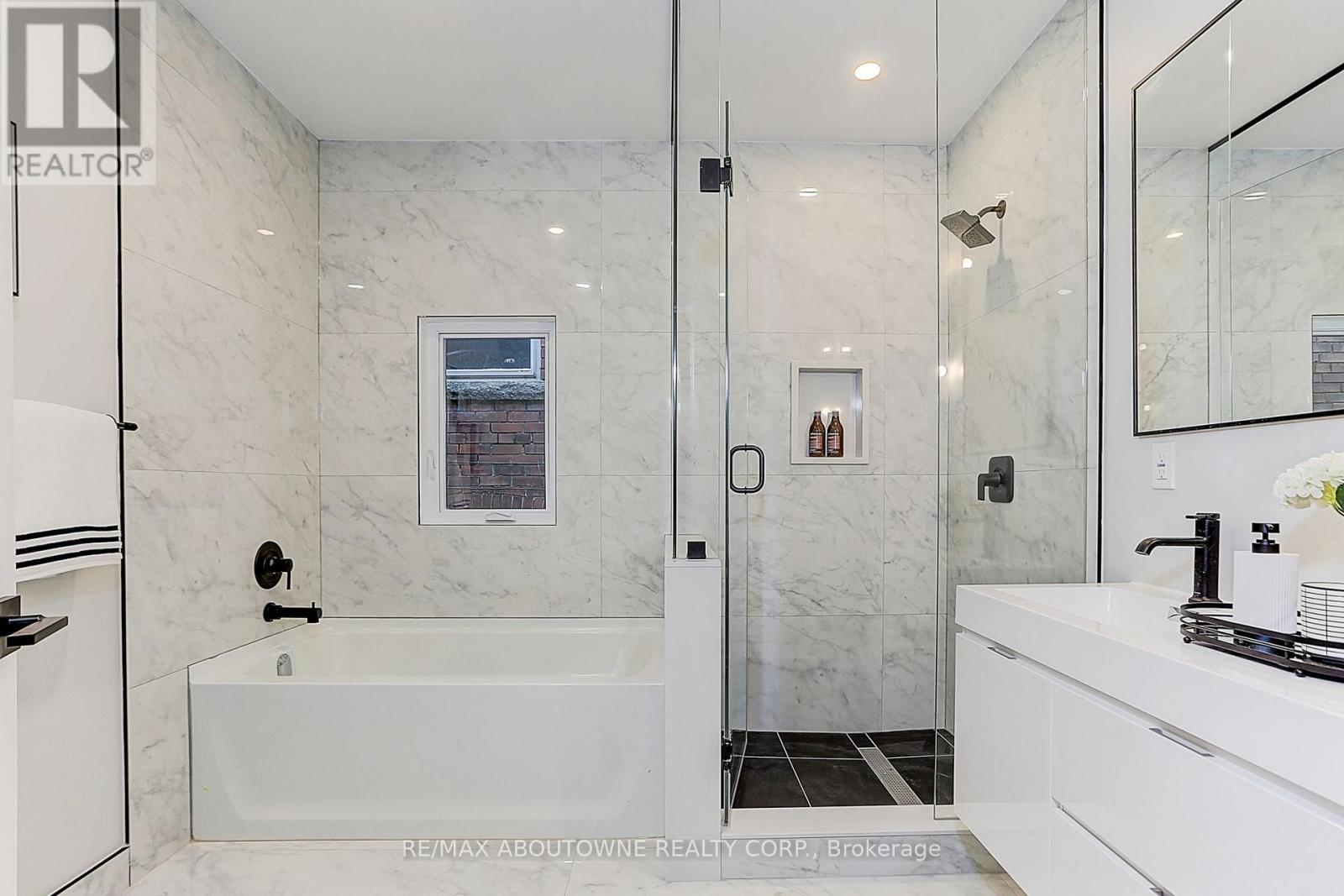 564 Dufferin Street Property Photo 30