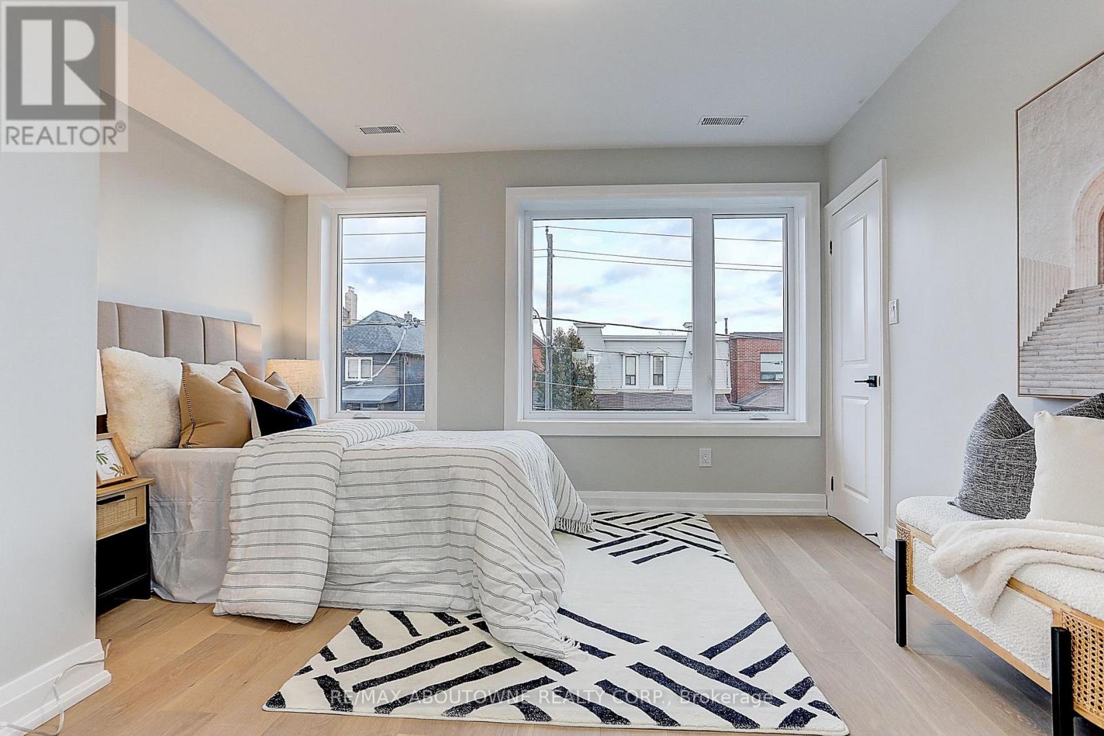 564 Dufferin Street Property Photo 31