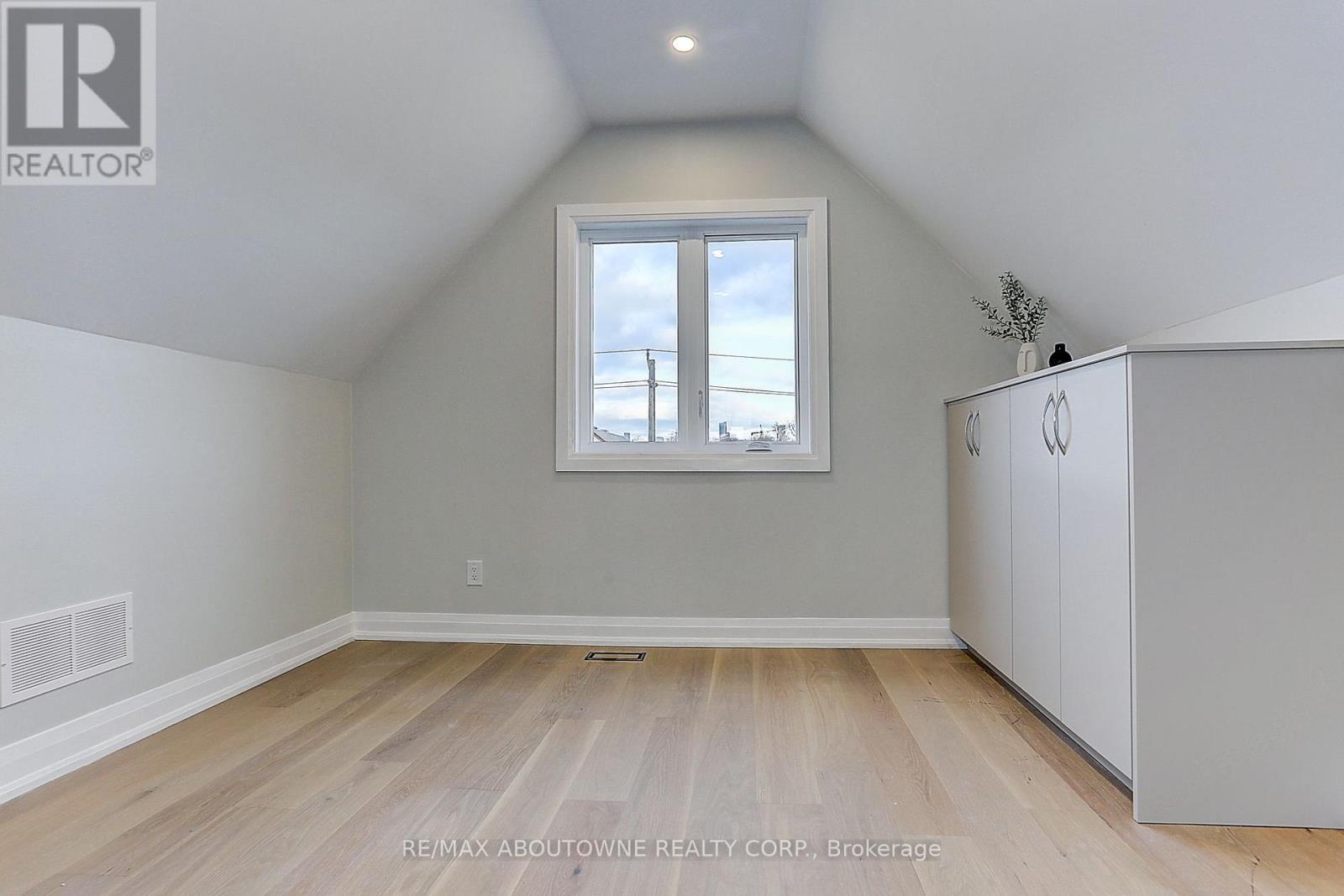 564 Dufferin Street Property Photo 36