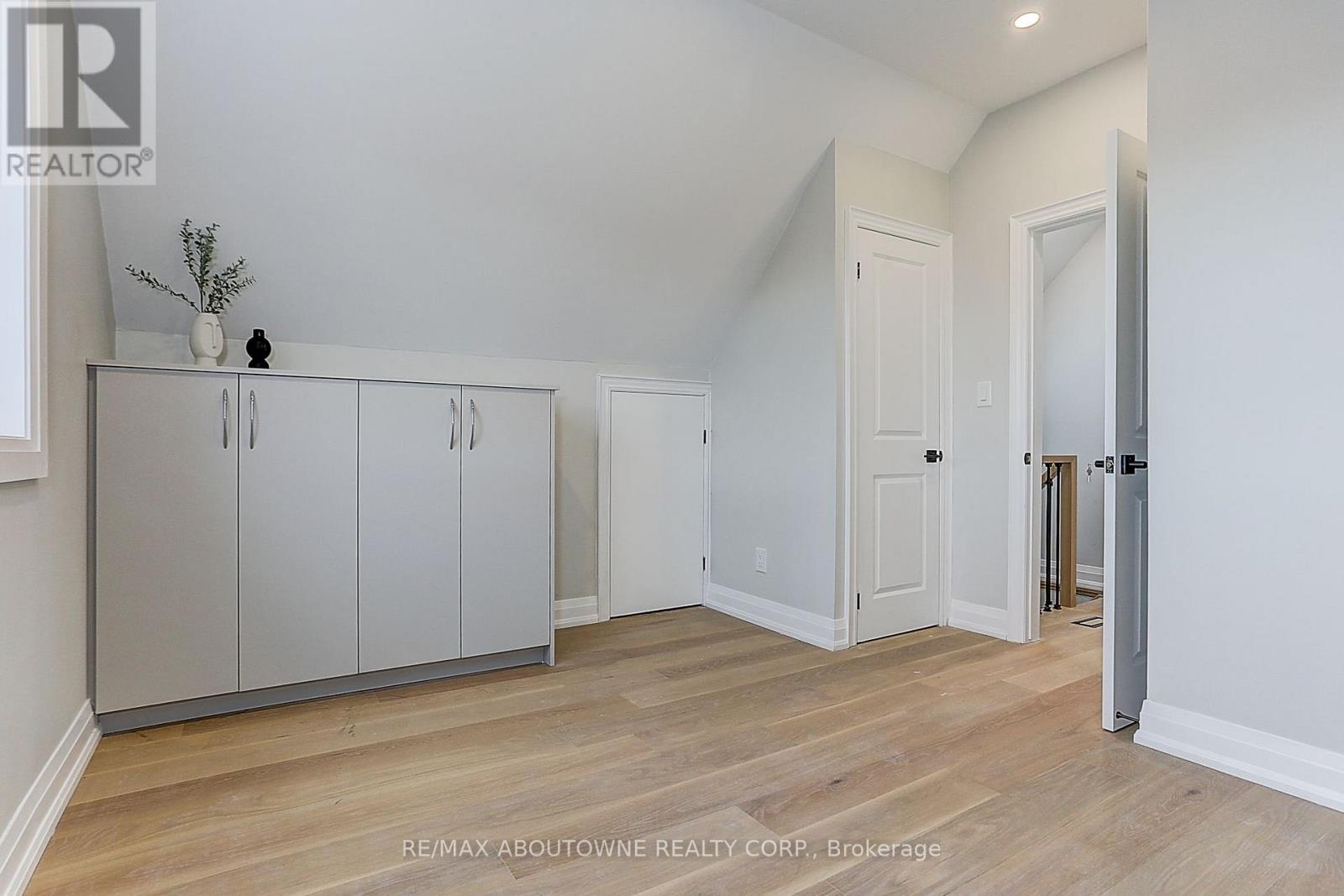 564 Dufferin Street Property Photo 37