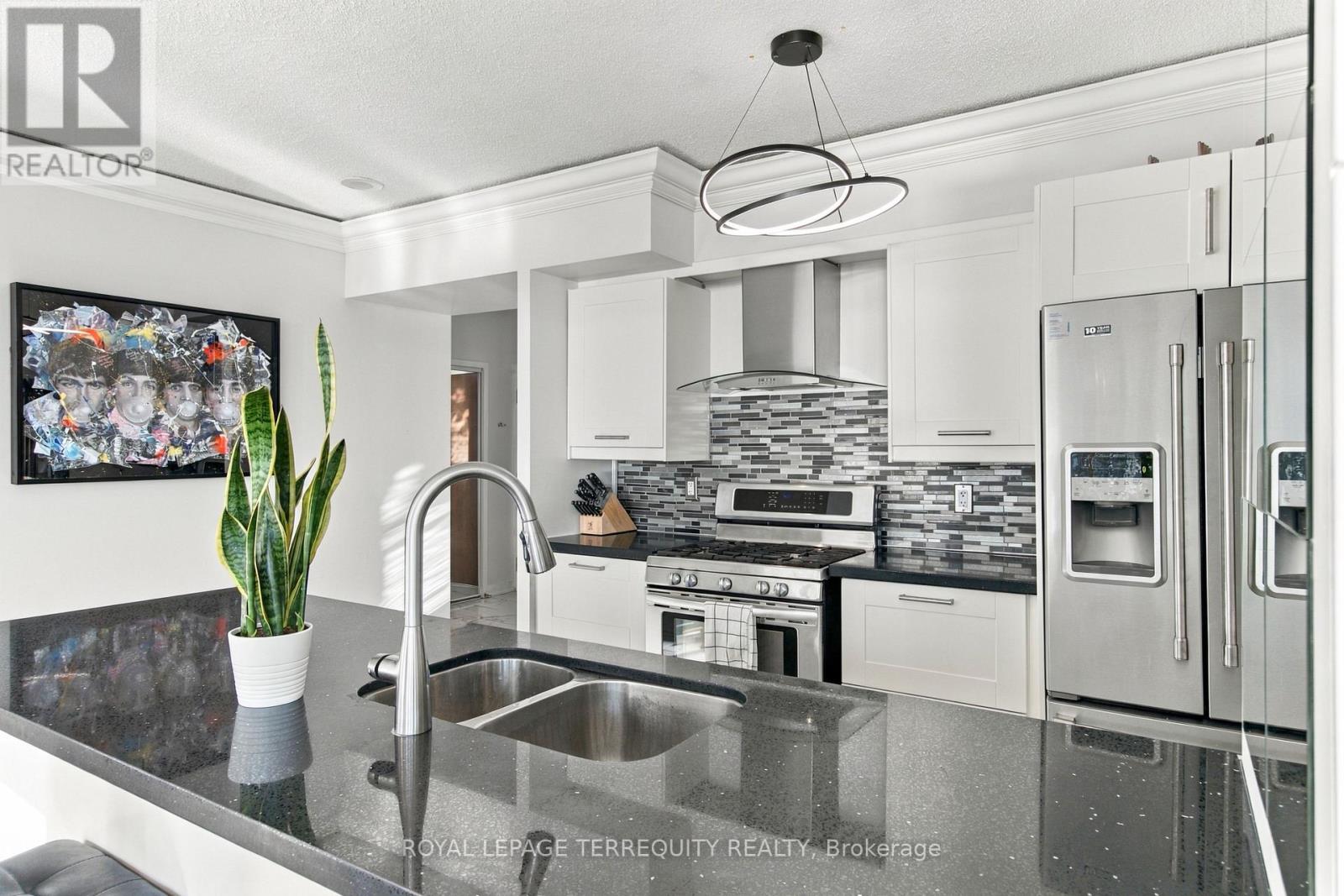 4512 - 35 Mariner Terrace Property Photo 13