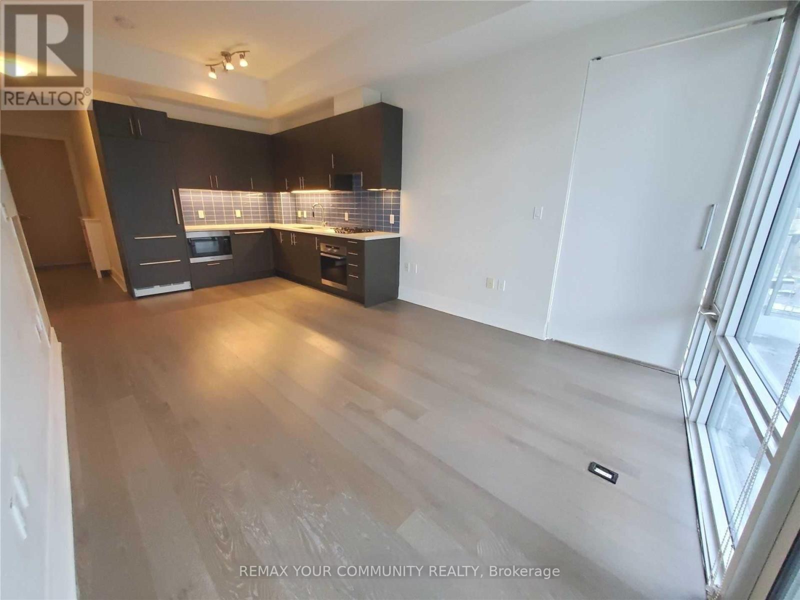 918 - 29 Queens Quay E Property Photo 8