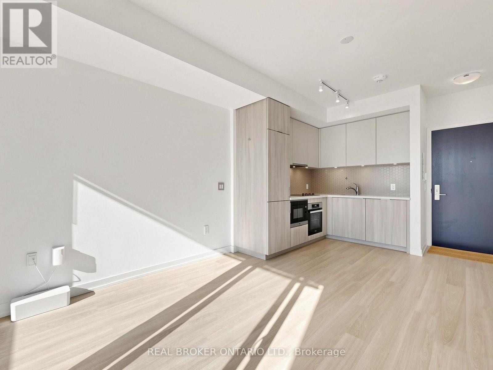 816 - 158 Front Street E Property Photo