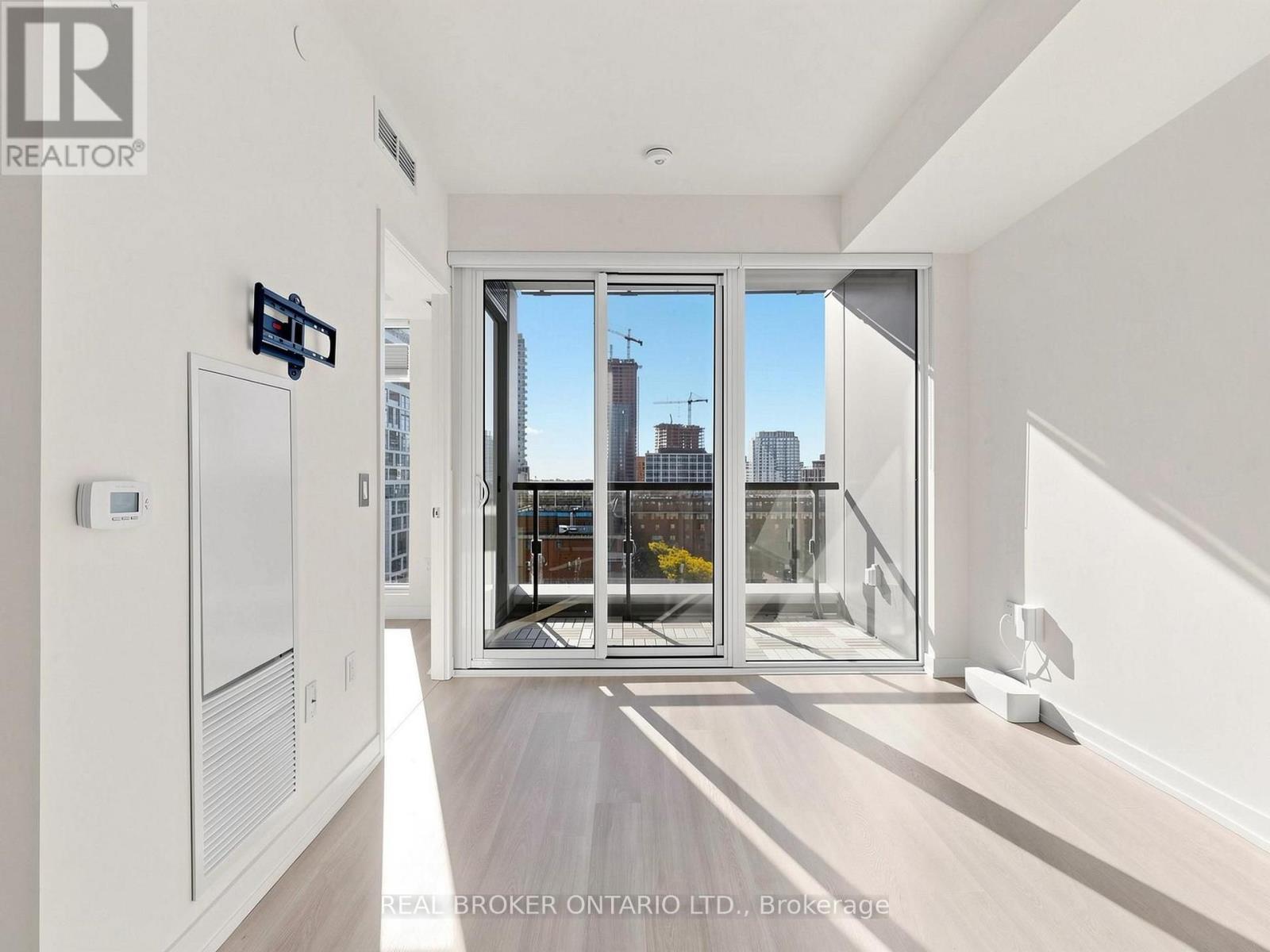 816 - 158 Front Street E Property Photo 6