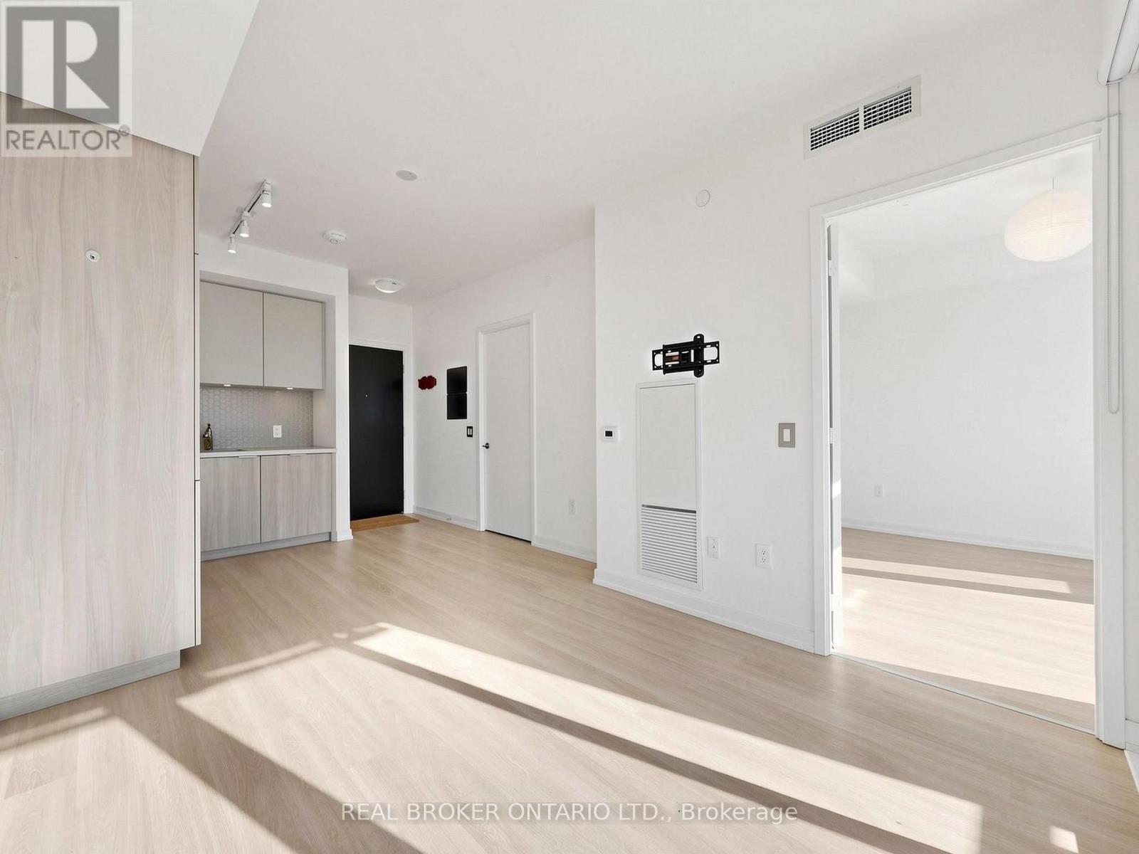816 - 158 Front Street E Property Photo 7
