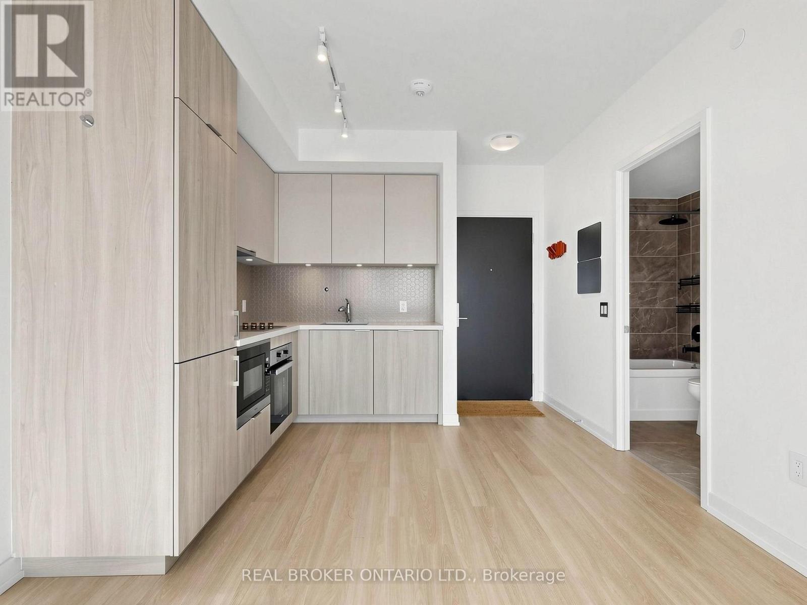 816 - 158 Front Street E Property Photo 10