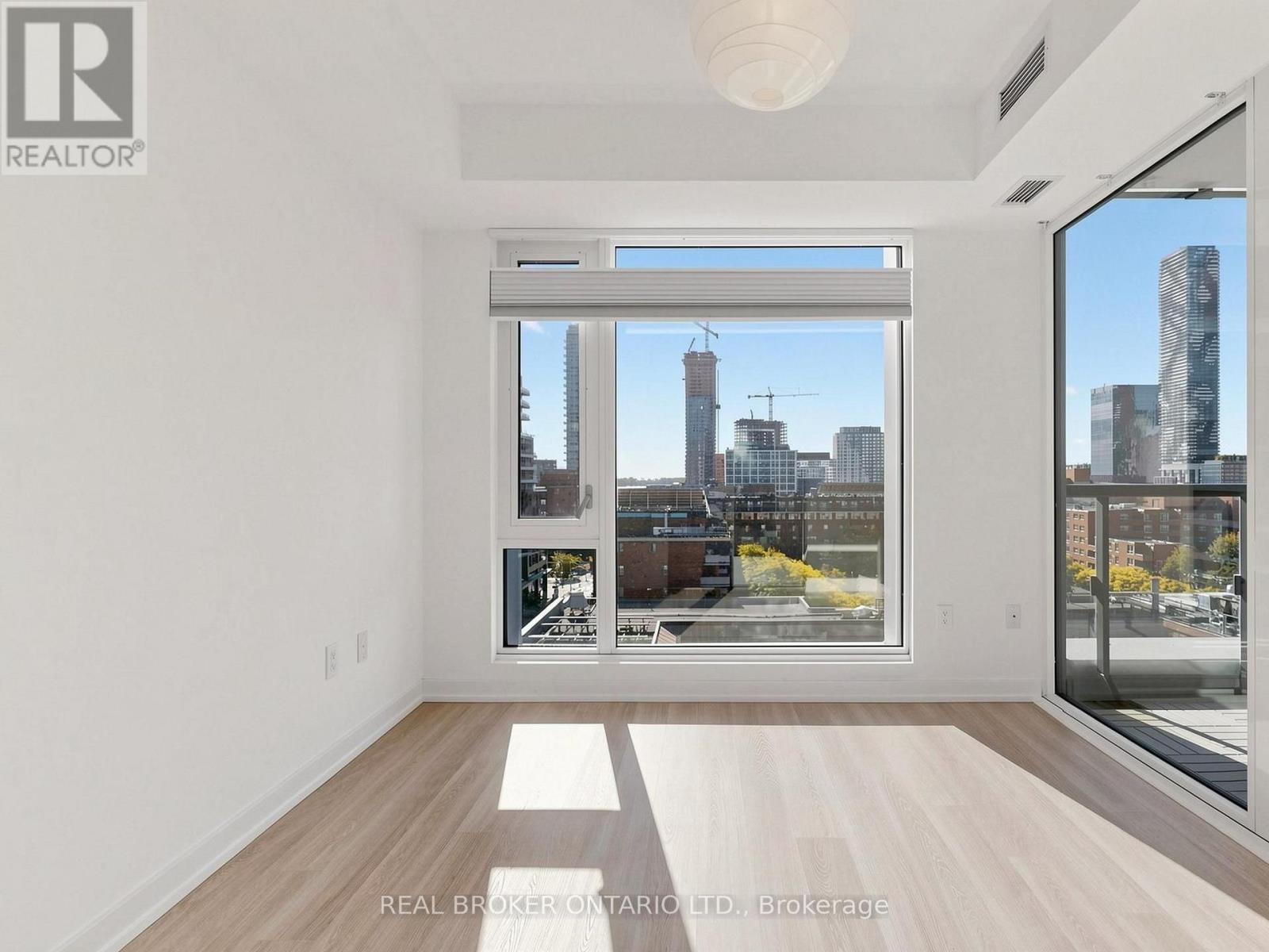 816 - 158 Front Street E Property Photo 13