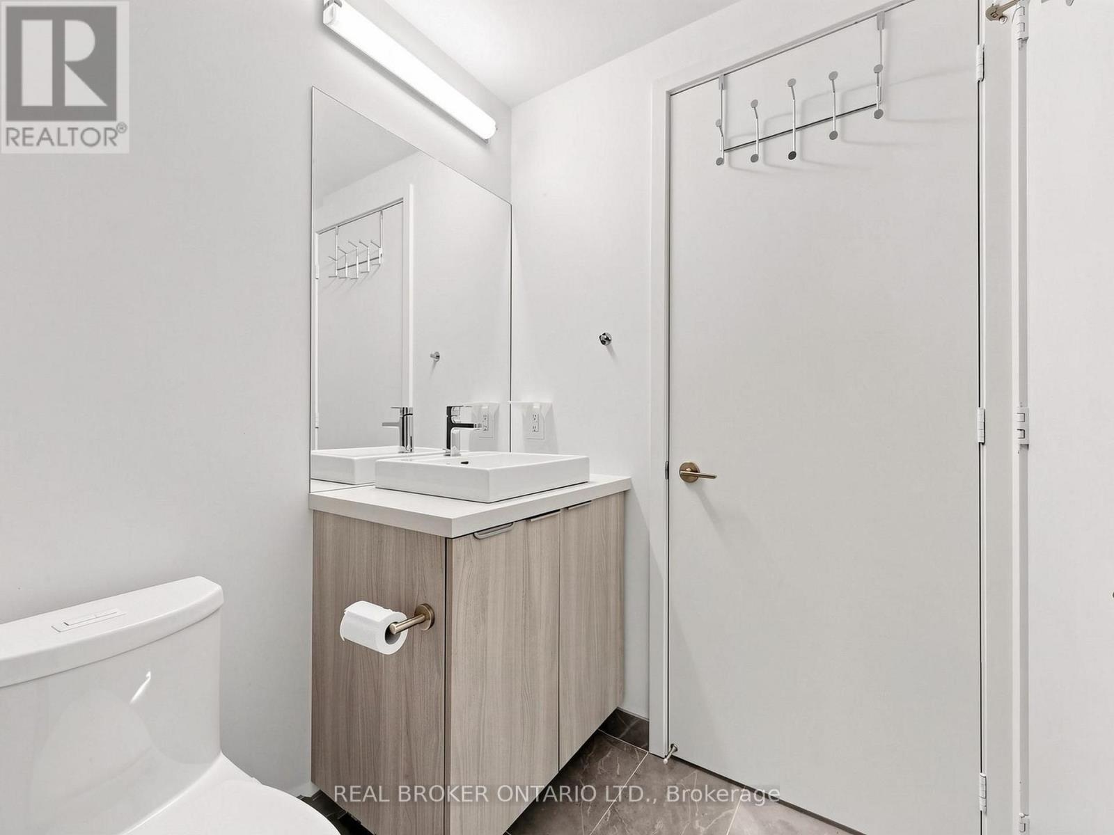 816 - 158 Front Street E Property Photo 17