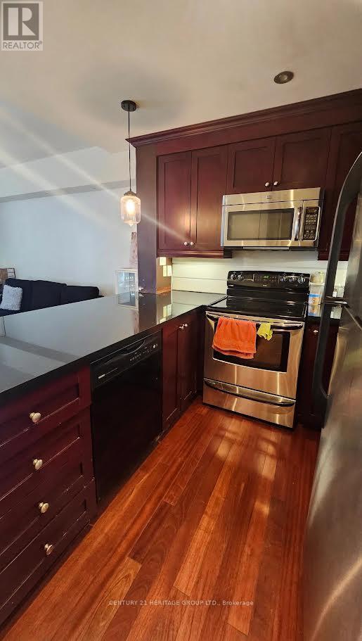 1822 - 33 Harbour Square Property Photo 10