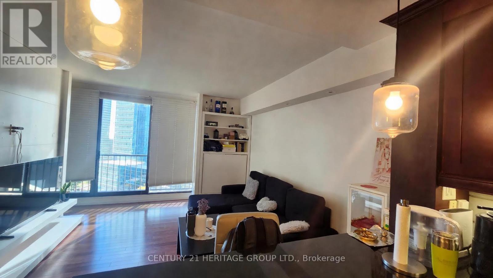 1822 - 33 Harbour Square Property Photo 12