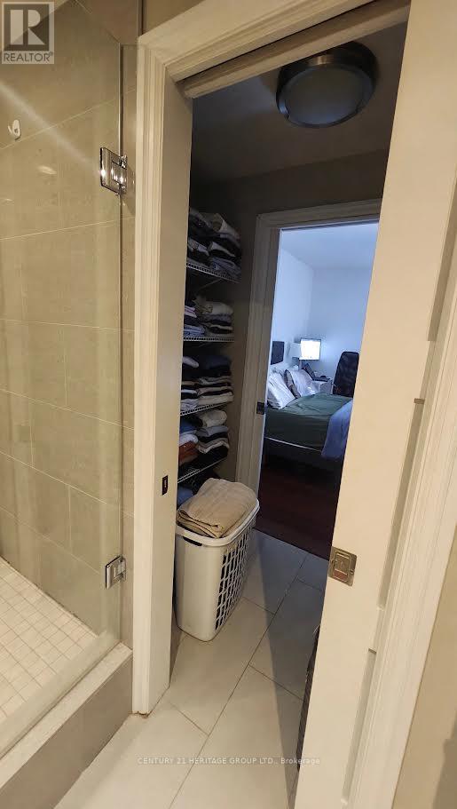 1822 - 33 Harbour Square Property Photo 14