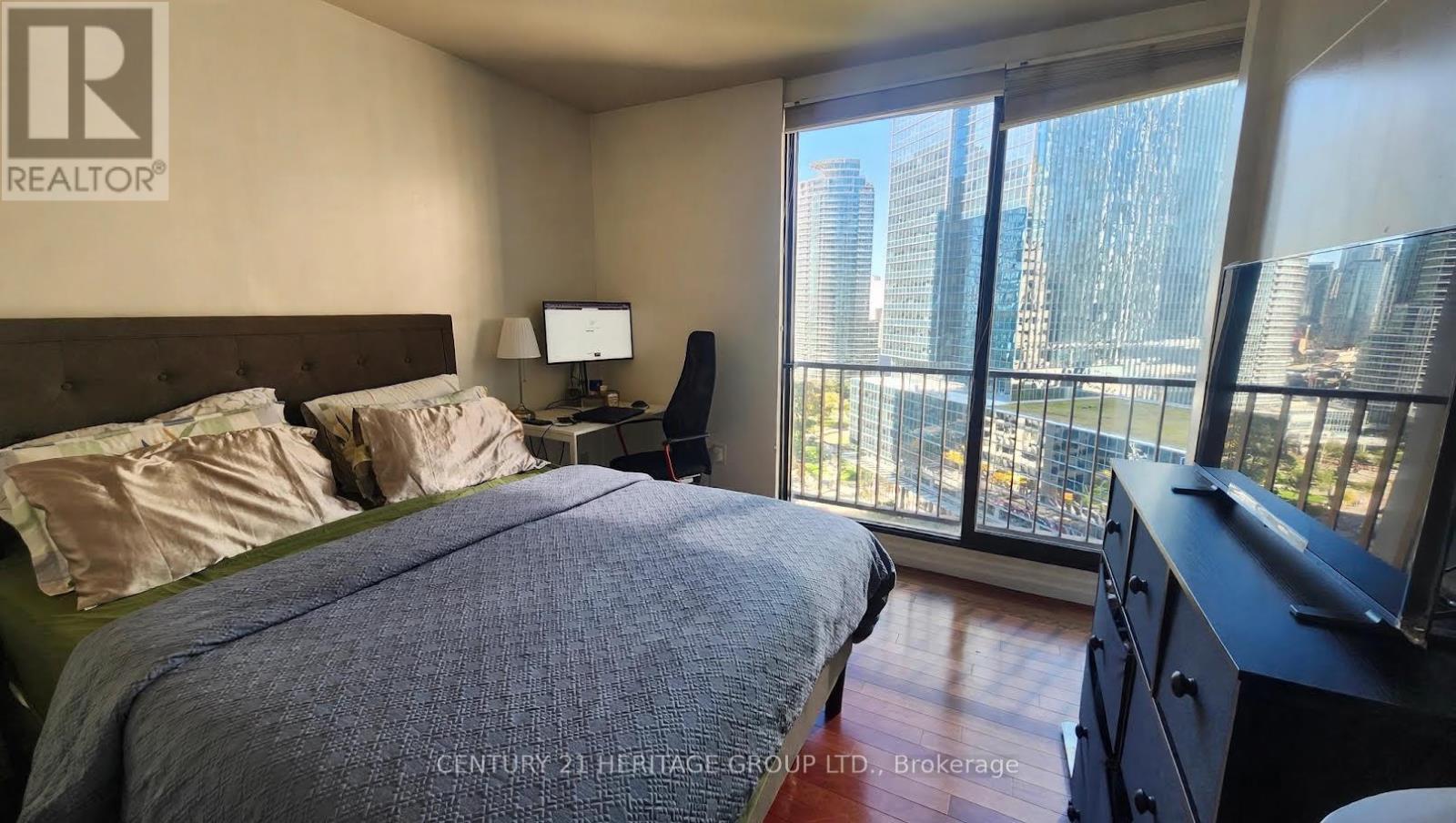 1822 - 33 Harbour Square Property Photo 16
